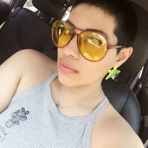 Meet your Posher, Bee